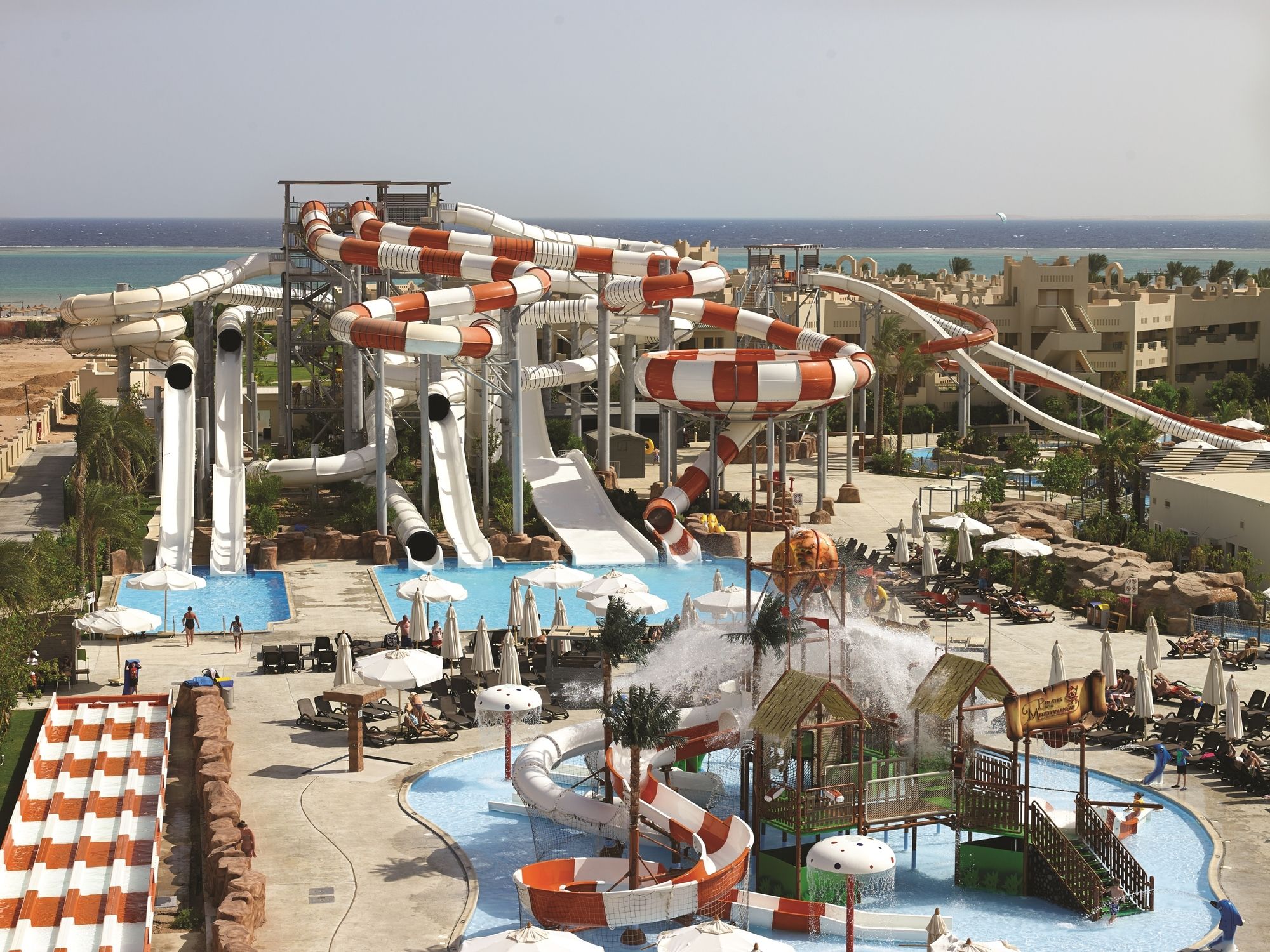 Kleurrijke oranje en witte glijbanen in aquapark